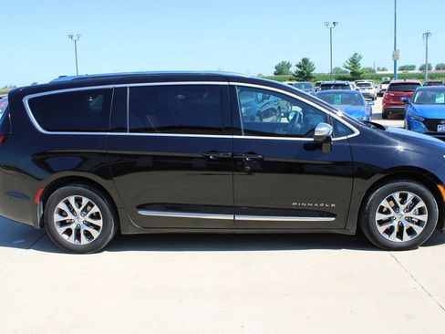 Used 2025 Chrysler Pacifica Pinnacle FWD image 4