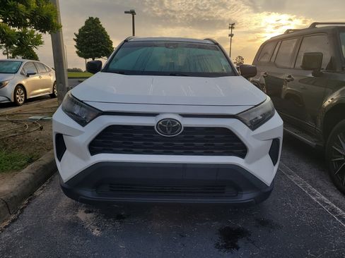 Used 2020 Toyota RAV4 LE FWD image 2