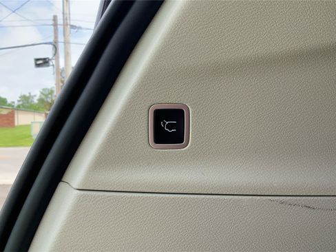 Used 2024 Chrysler Pacifica Touring-L FWD image 31