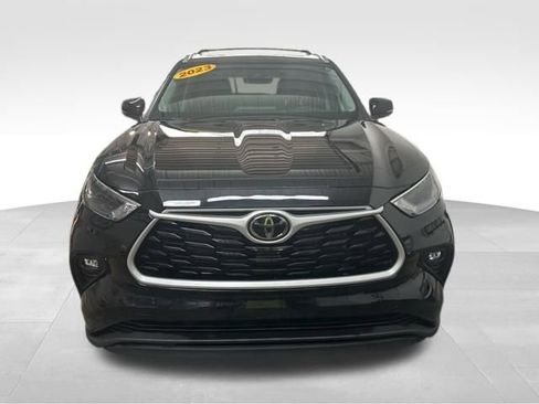 Used 2023 Toyota Highlander XLE image 2