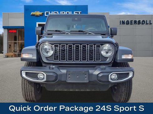 Used 2025 Jeep Gladiator Sport image 3