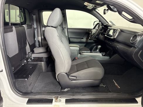 Used 2018 Toyota Tacoma TRD Off-Road w/ Technology Package image 17