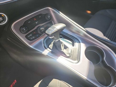 Used 2015 Dodge Challenger SXT image 20