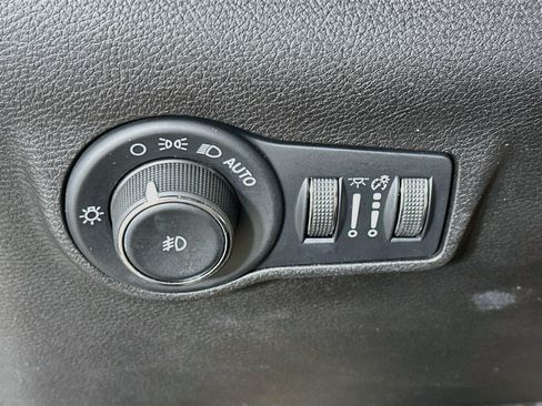 Used 2025 Jeep Compass Trailhawk AWD/4WD image 17