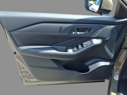 Certified 2025 Nissan Rogue SV w/ SV Premium Package AWD/4WD image 17