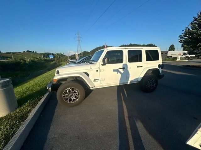Used 2025 Jeep Wrangler Unlimited Sahara AWD/4WD image 36