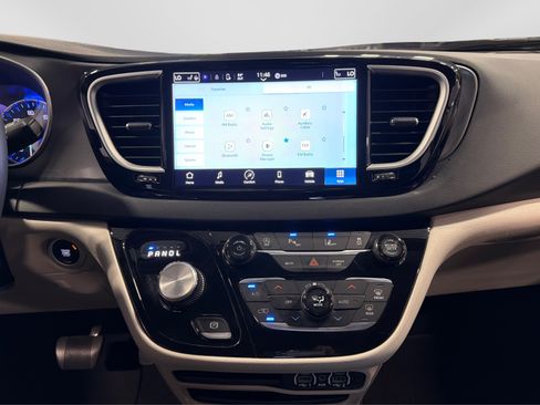 Used 2023 Chrysler Pacifica Touring-L FWD image 28
