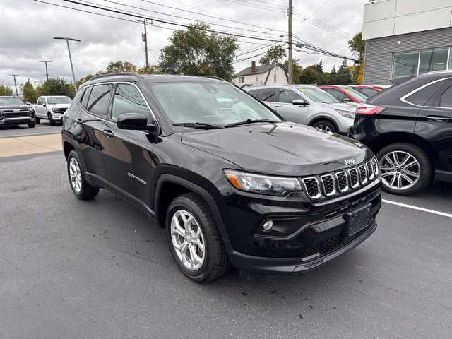 Used 2024 Jeep Compass Latitude AWD/4WD image 1
