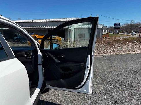 Used 2022 Chevrolet Trax LT image 14