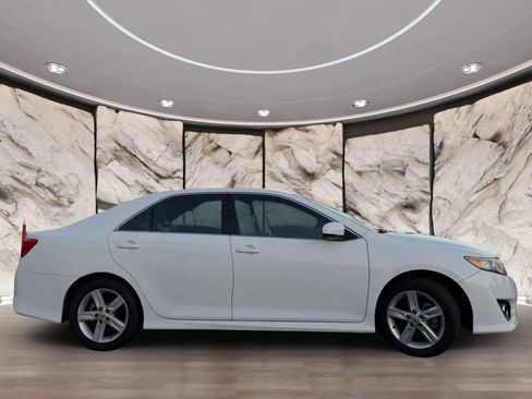 Used 2014 Toyota Camry SE image 10