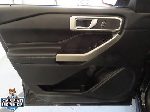 Used 2022 Ford Explorer XLT image 11