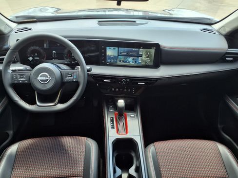 Used 2025 Nissan Kicks SR FWD image 11