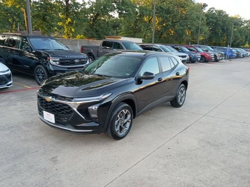 Used 2025 Chevrolet Trax LT w/ LT Convenience Package FWD image 1