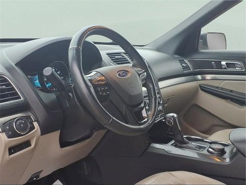 Used 2018 Ford Explorer XLT w/ Equipment Group 202A image 8