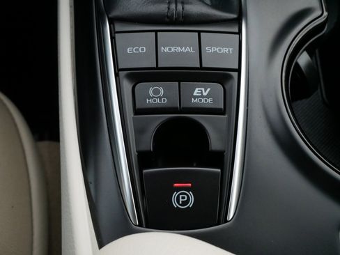 Used 2019 Toyota Camry LE image 25