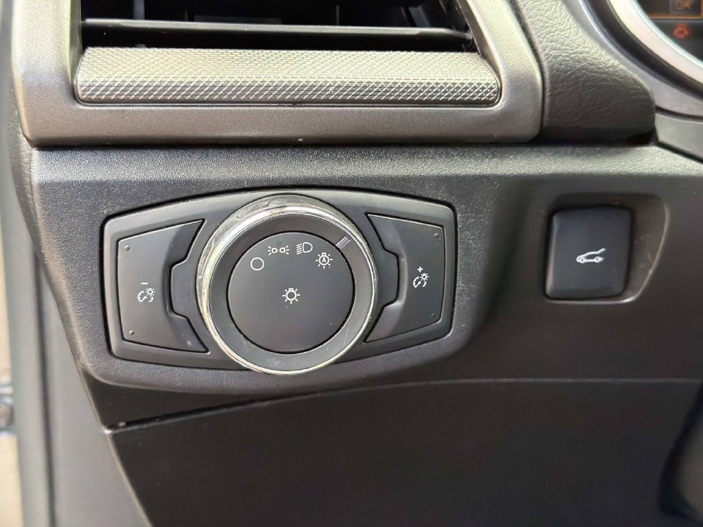 Used 2017 Ford Fusion SE w/ Fusion SE Technology Package FWD image 20