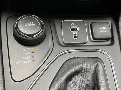 Used 2021 Jeep Cherokee Latitude Lux image 40