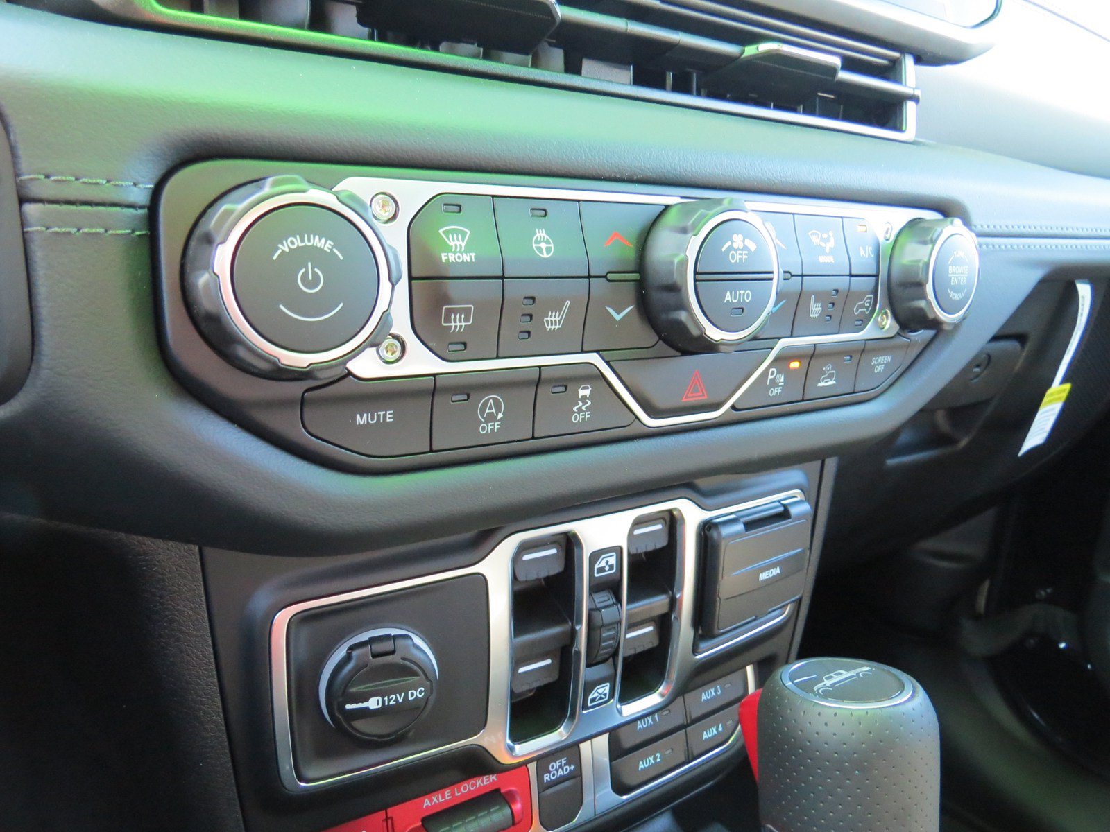 Used 2025 Jeep Gladiator Mojave AWD/4WD image 21