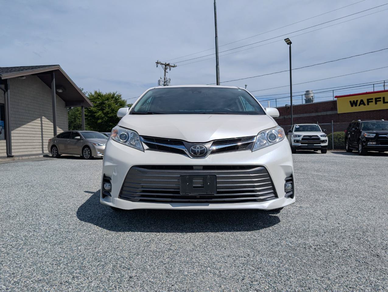 Used 2020 Toyota Sienna XLE w/ XLE Navigation Package FWD image 2