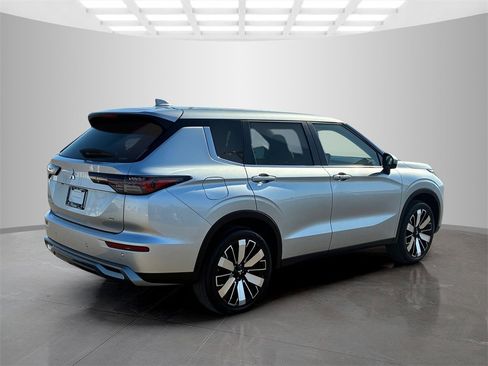 Used 2025 Mitsubishi Outlander SE image 5