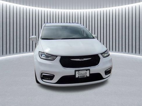 Used 2022 Chrysler Pacifica Touring-L AWD/4WD image 2