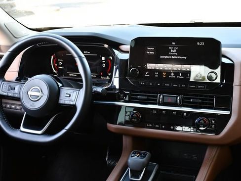Used 2025 Nissan Pathfinder Platinum AWD/4WD image 2