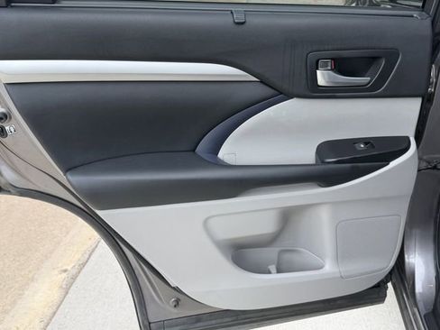 Used 2018 Toyota Highlander XLE FWD image 22