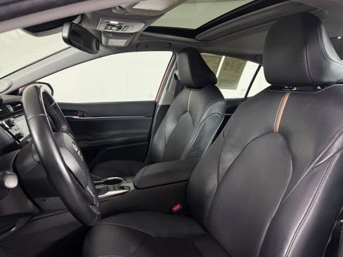 Used 2020 Toyota Camry XLE w/ Sunroof Package FWD image 5