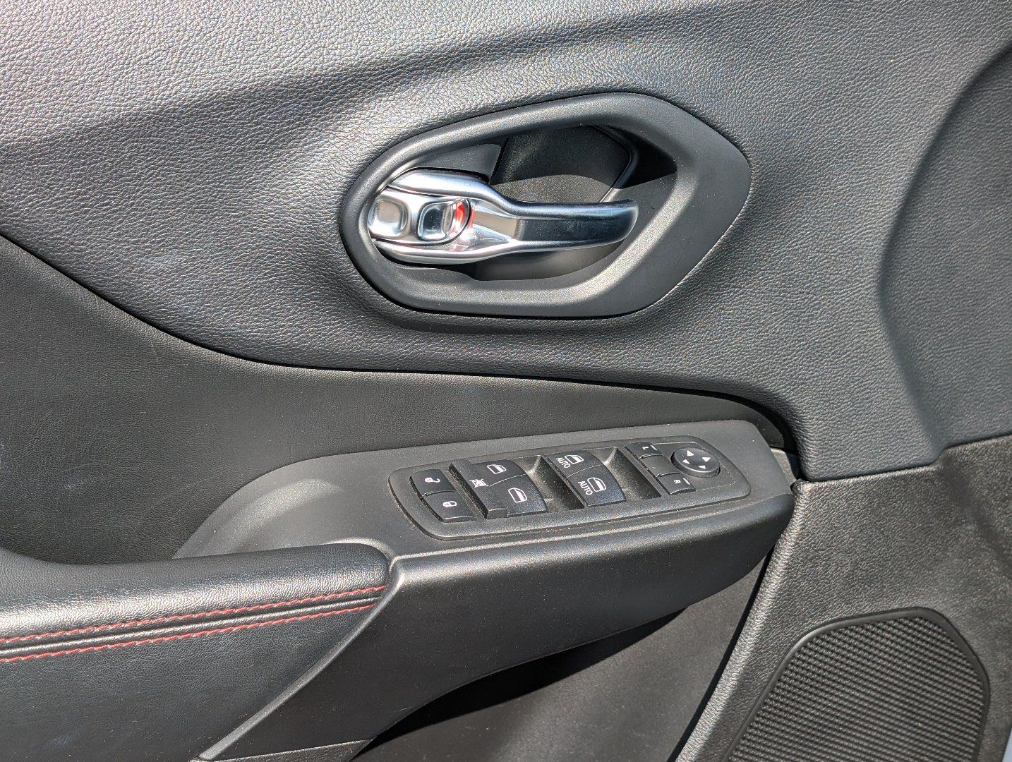 Used 2019 Jeep Cherokee Trailhawk w/ Cold Weather Group AWD/4WD image 21
