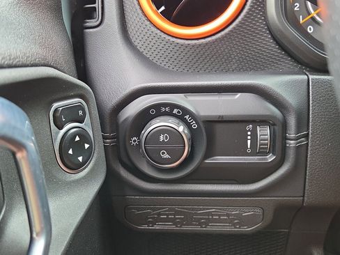 Used 2024 Jeep Gladiator Mojave w/ Technology Group AWD/4WD image 26