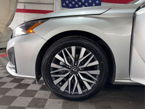 Used 2023 Nissan Altima 2.5 SV FWD image 18