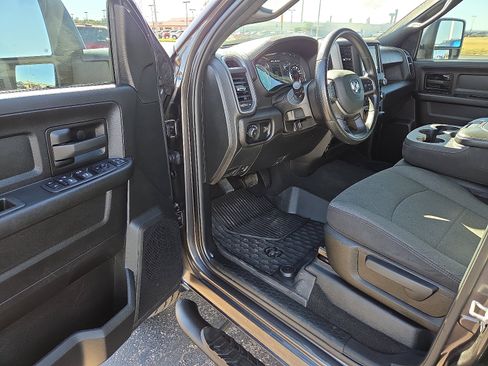 Used 2024 RAM 2500 Tradesman w/ Chrome Appearance Group image 12