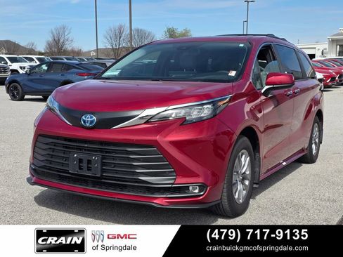 Used 2025 Toyota Sienna XLE w/ XLE Plus Package FWD image 3