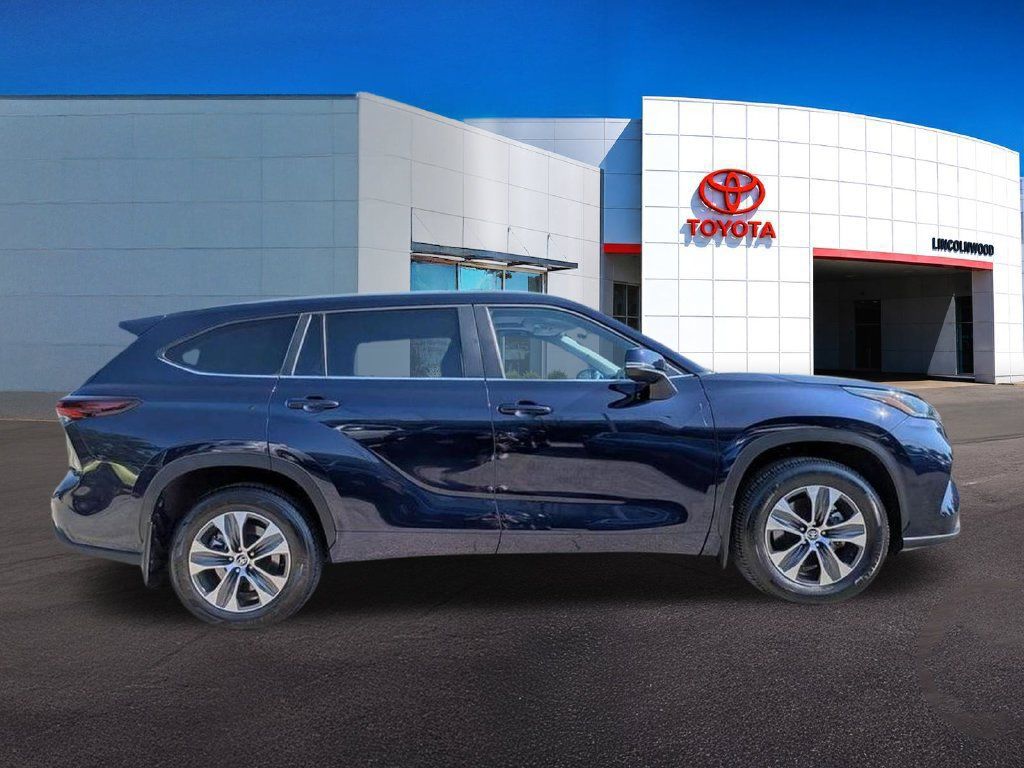 Used 2026 Toyota Highlander XLE AWD/4WD image 10