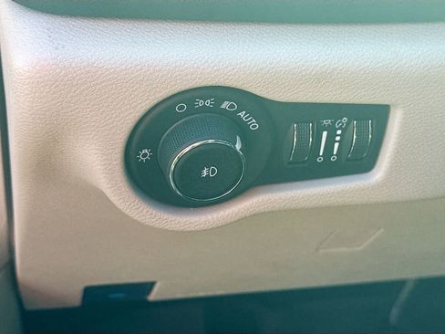 Used 2024 Chrysler Pacifica Touring-L FWD image 10