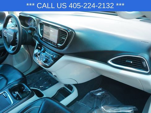 Used 2023 Chrysler Pacifica Touring-L FWD image 22