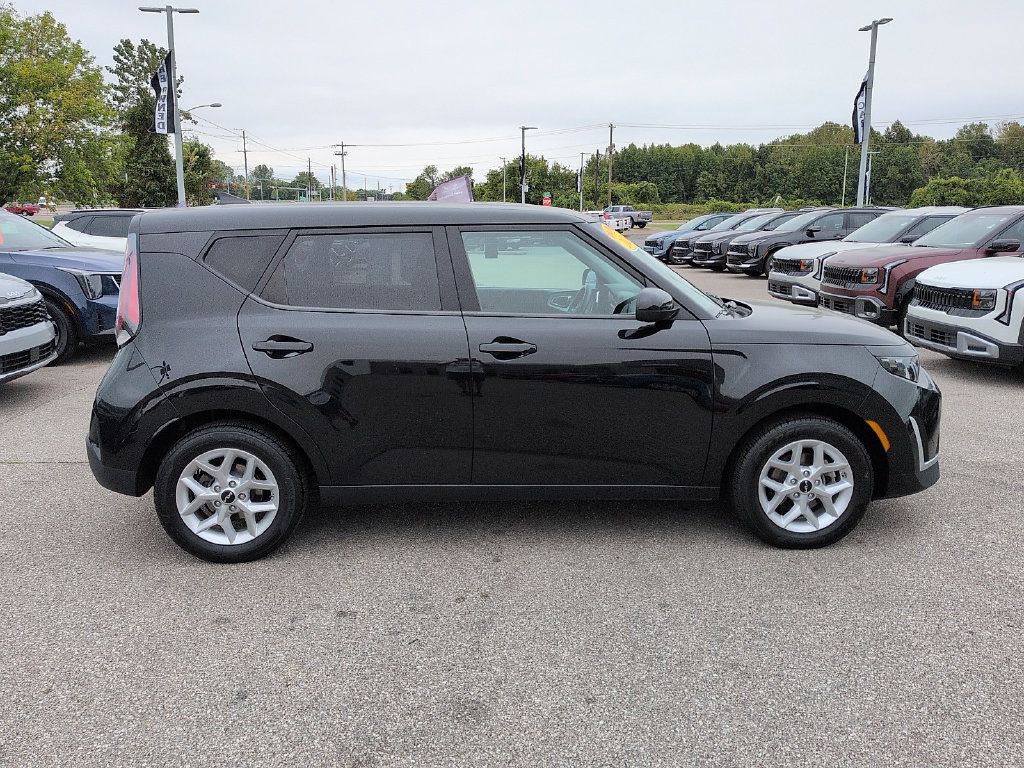 Used 2024 Kia Soul LX w/ Option Group 015 FWD image 2