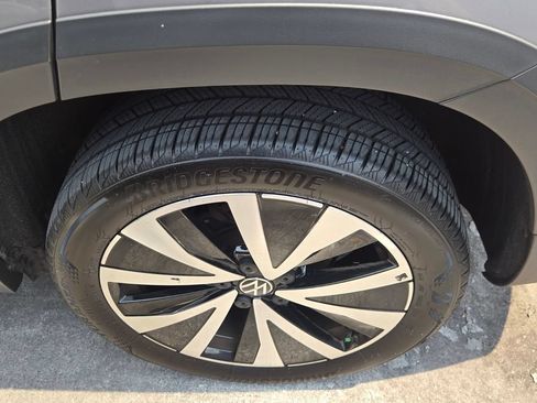 Certified 2024 Volkswagen Taos SE FWD image 7
