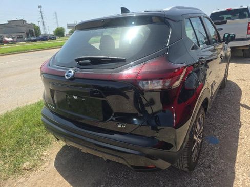 Used 2021 Nissan Kicks SV FWD image 2