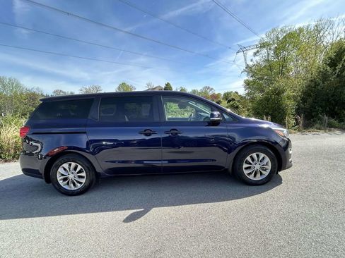 Used 2021 Kia Sedona LX FWD image 2