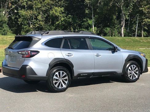 Used 2024 Subaru Outback Premium AWD/4WD image 3