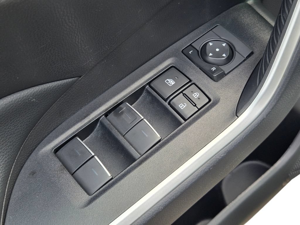 Used 2025 Toyota RAV4 XLE AWD/4WD image 15