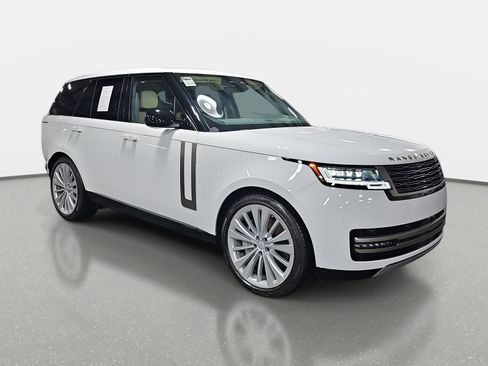 Used 2025 Land Rover Range Rover SE image 3