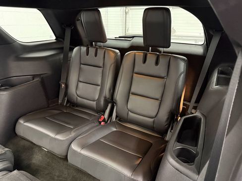 Used 2018 Ford Explorer XLT w/ Equipment Group 202A AWD/4WD image 13