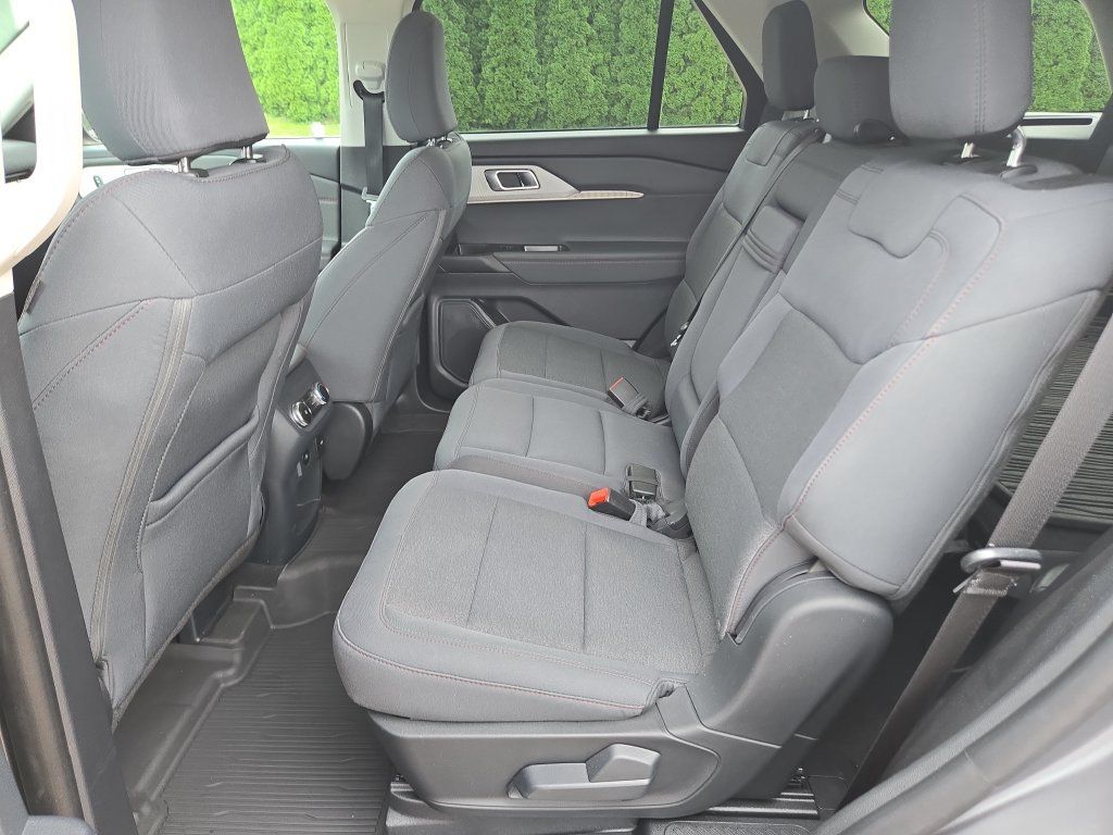Used 2025 Ford Explorer Active AWD/4WD image 17