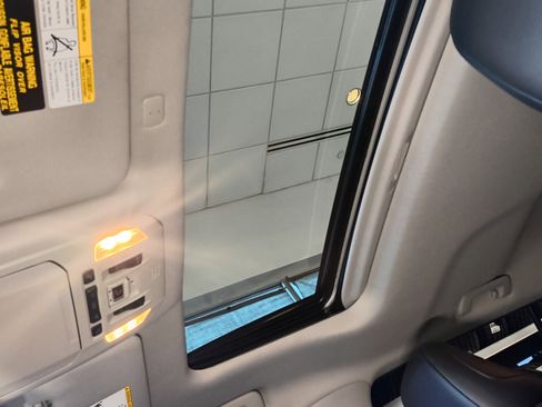 Used 2022 Toyota Highlander XLE image 21