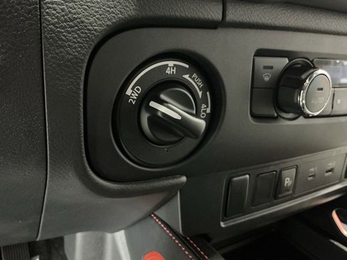 Used 2025 Nissan Frontier PRO-4X image 6