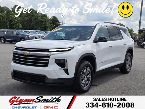 Used 2026 Chevrolet Traverse LT FWD image 1