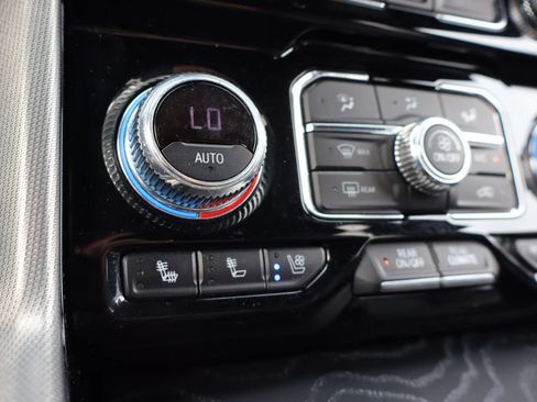 Used 2021 GMC Yukon Denali w/ Denali Premium Package AWD/4WD image 13