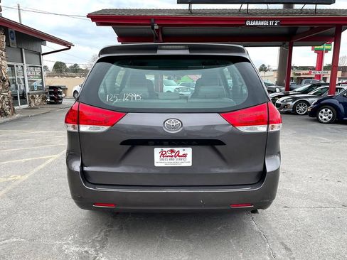Used 2012 Toyota Sienna w/ Towing Pkg image 5